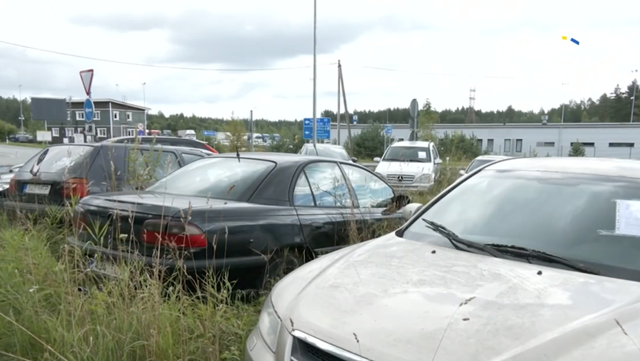    Стихийная парковка у КПП Койдула. Граница Эстонии с РФ. Автор фото: ETV/снимок с видео