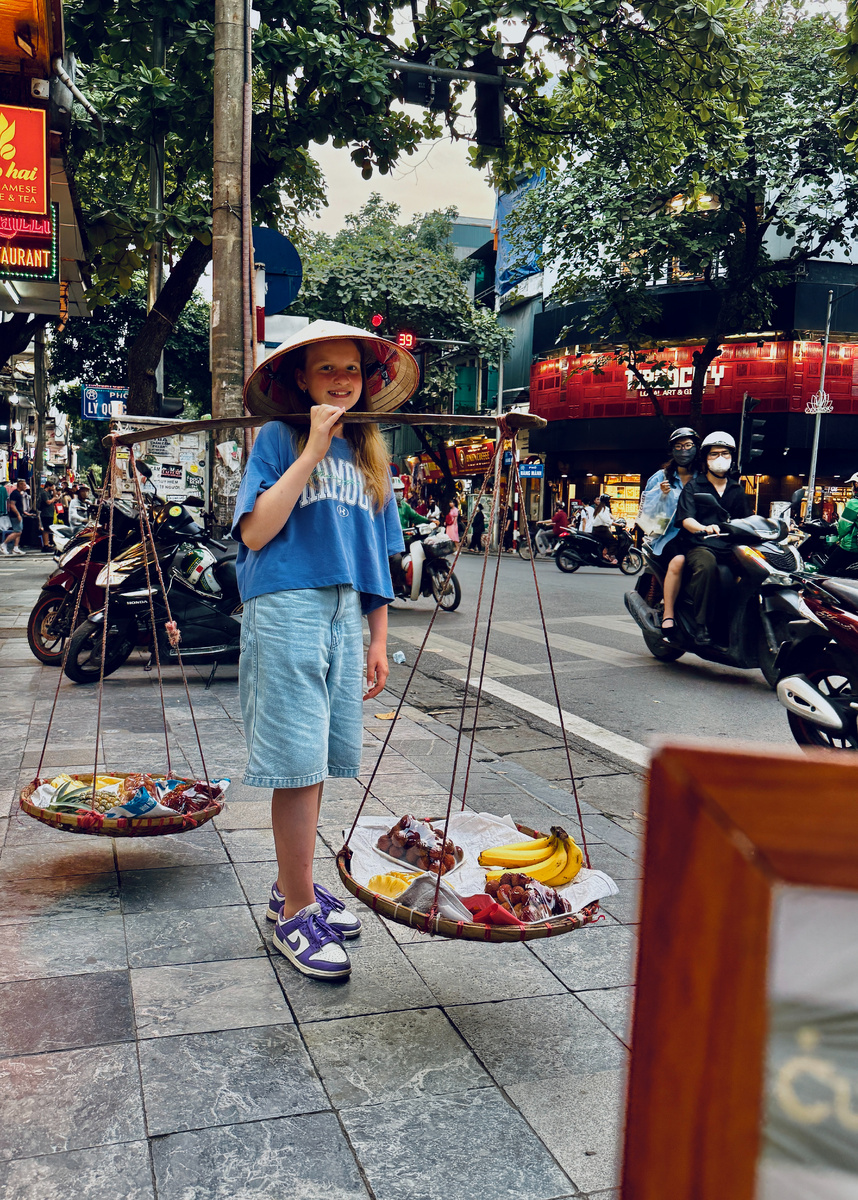 Дочка решила примерить на себя образ местных торговцев