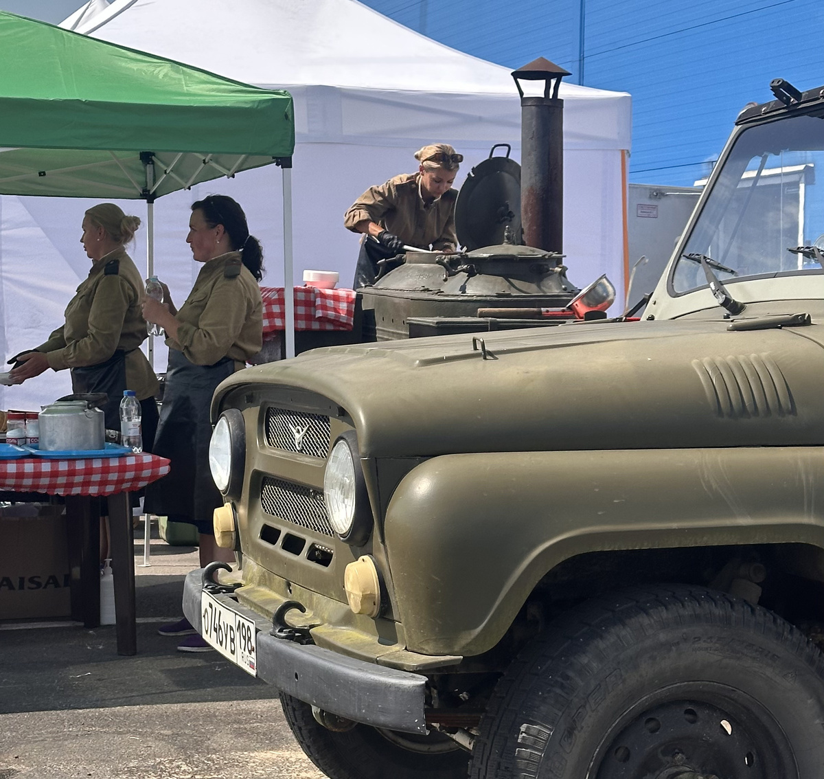 Полевая кухня с чудесными дамами! УАЗ был полностью под их управлением :)