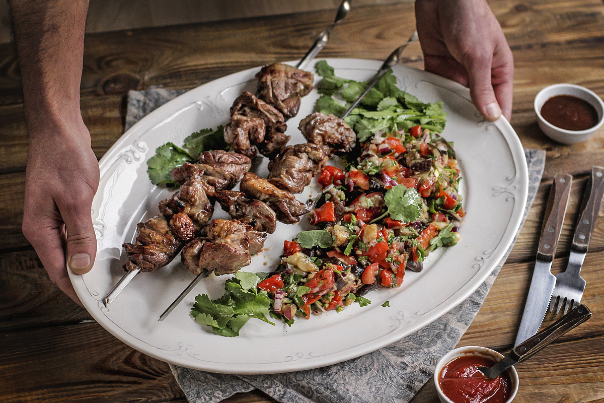Шашлыки из баранины с овощами и соусами Сацебели и Ткемали