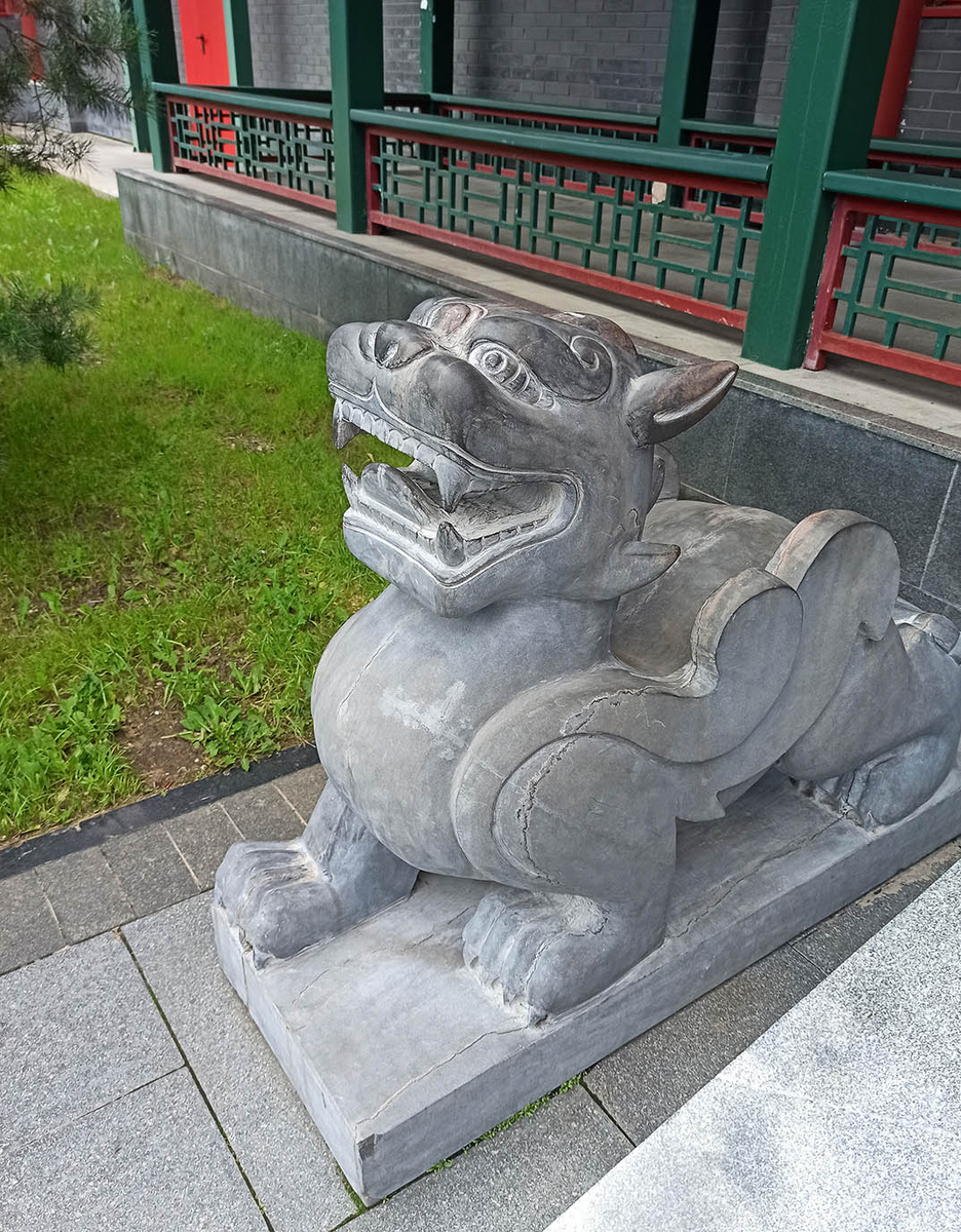Собака Фу, она же китайский лев, – охраняет вход в один из павильонов. В японской версии такое существо называется комаину.