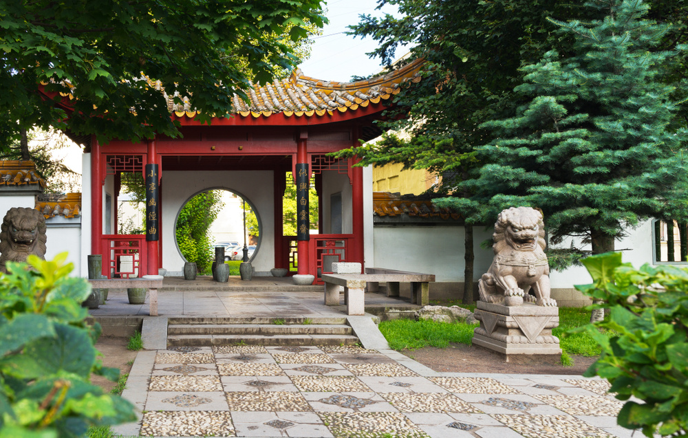 Китайский сад: ярче, контрастнее, больше регулярных элементов. На фото – Сад дружбы в Санкт-Петербурге. Фото из открытых источников. 