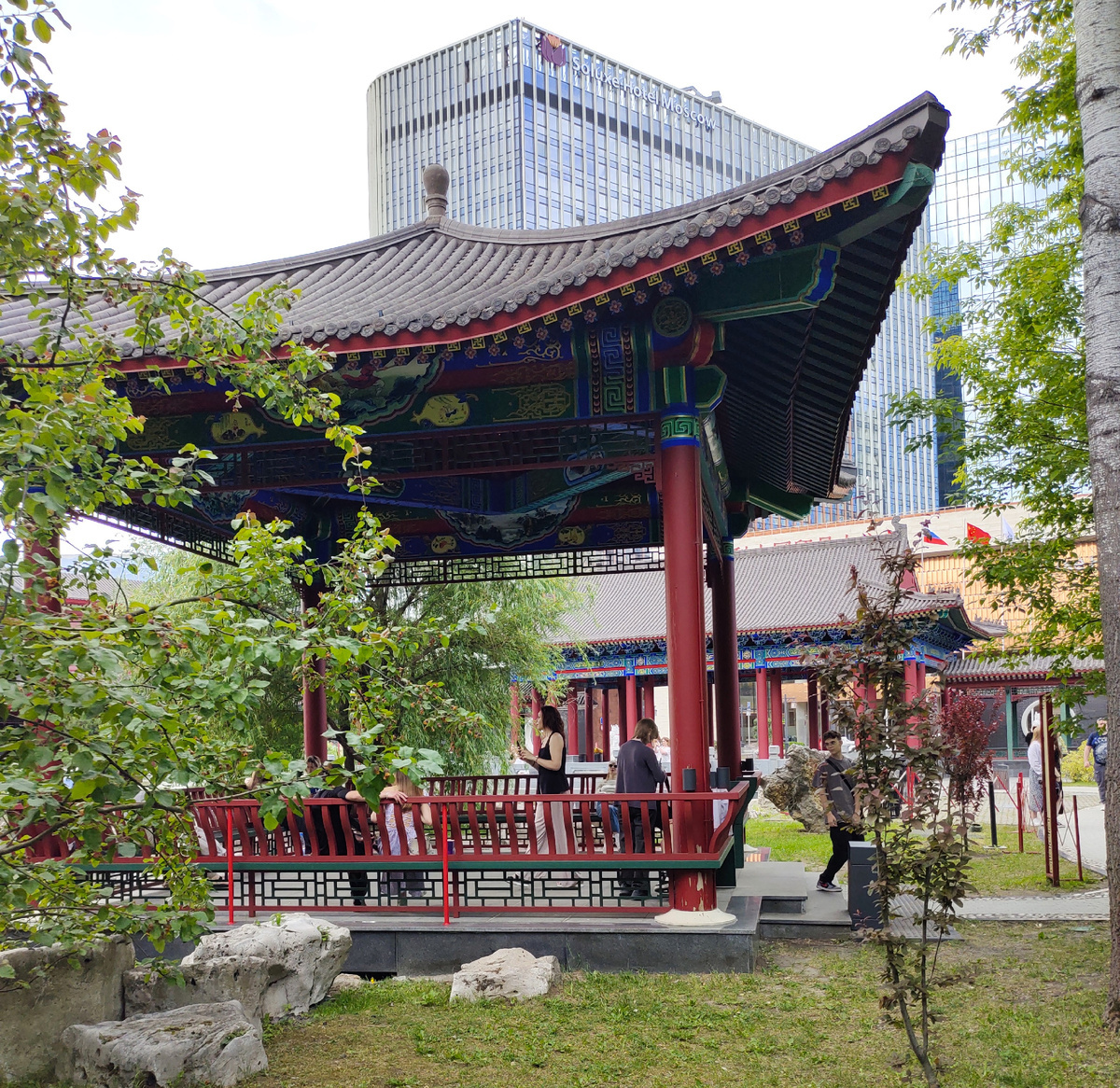 Беседка в парке Хуамин – самые яркие краски: синий, красный, зеленый!