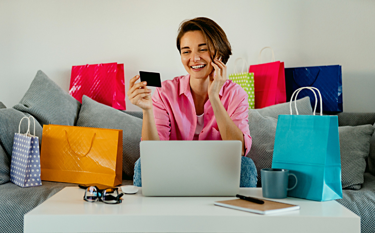 Девушка занимается онлайн шопингом