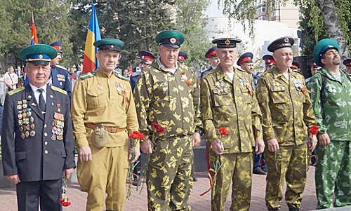    А.Г. Ефремов (второй слева) на площади Героев. / ФОТО Е.О. Дорофеевой Администратор