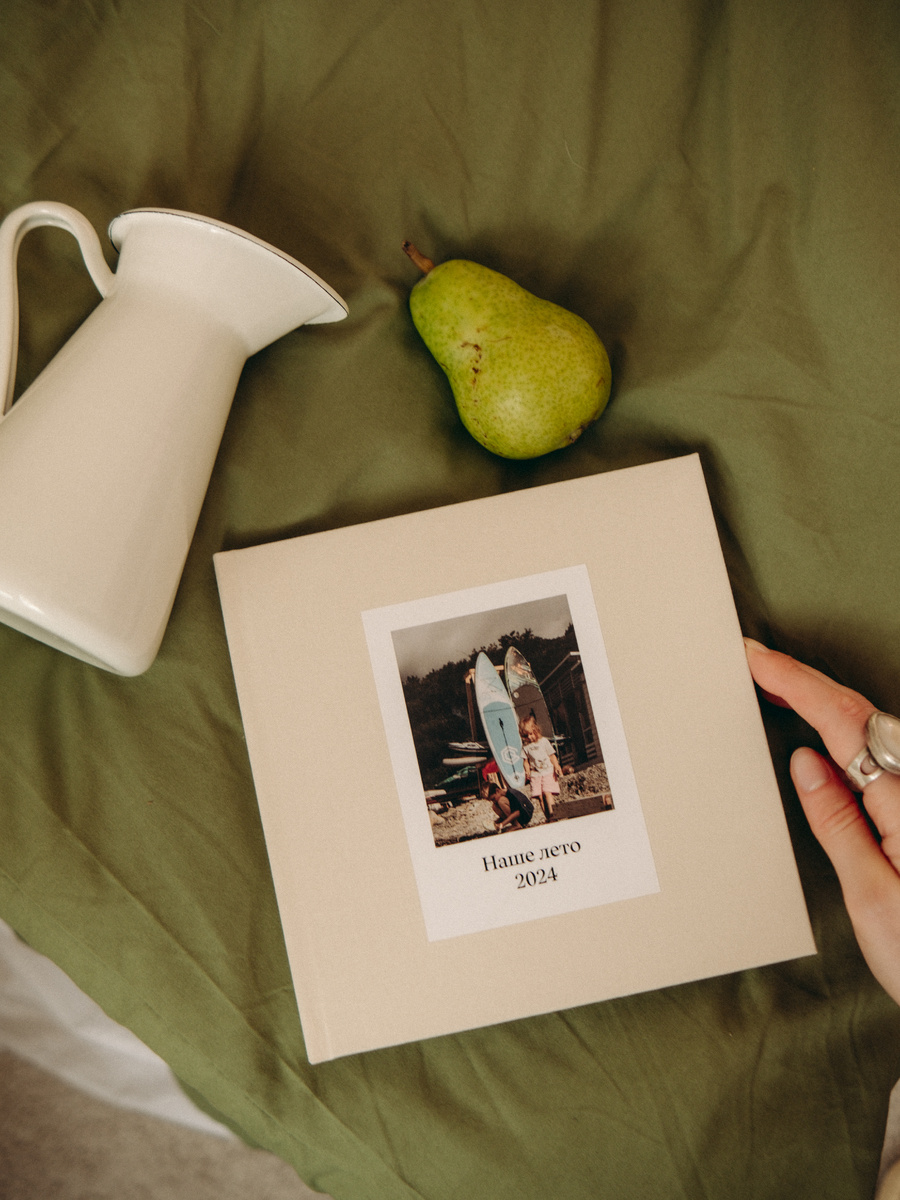 Квадратная фотокнига в бежевом тканевом переплете