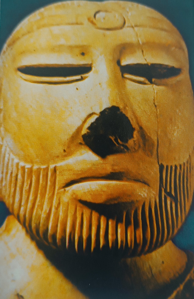 Каменная скульптура из долины Инда изображает, очевидно, божество или царя-жреца: ниже, на плаще, вытесан магический символ.