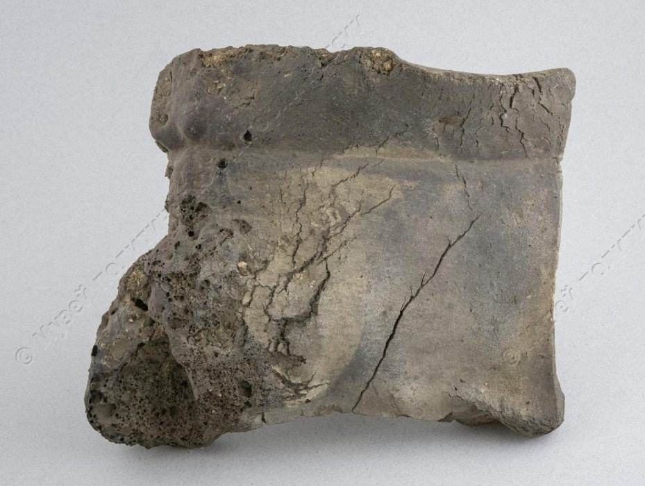 Кусочек черепицы, найденный в одном из густонаселенных районов г. Хиросимы после атомного взрыва. 1945 г. ГМПИР, Фонд вещественных реликвий