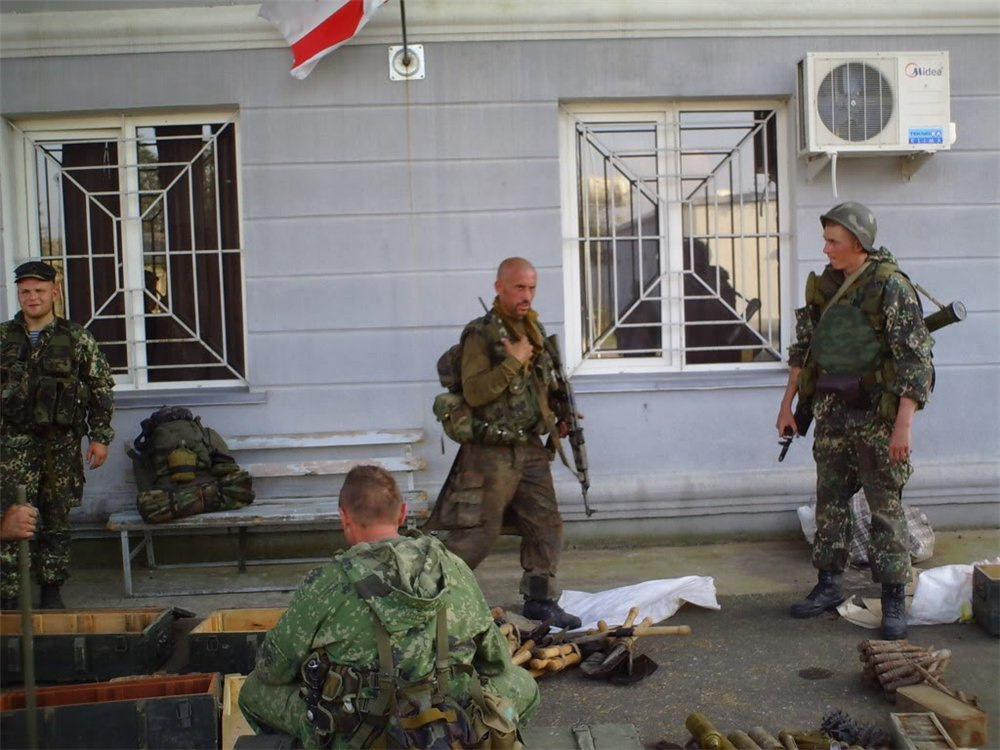 Герой России Анатолий Лебедь (в центре)