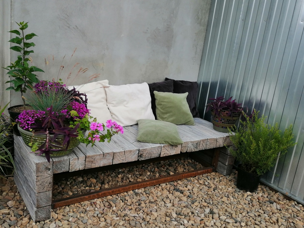 Здесь из многолетних сирень, спирея серая 'грефшейм', овсяница. 