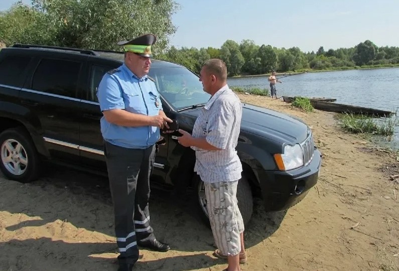 За сколько метров до водоёма можно припарковать свой автомобиль, чтобы не получить штраф. Узнал у юриста