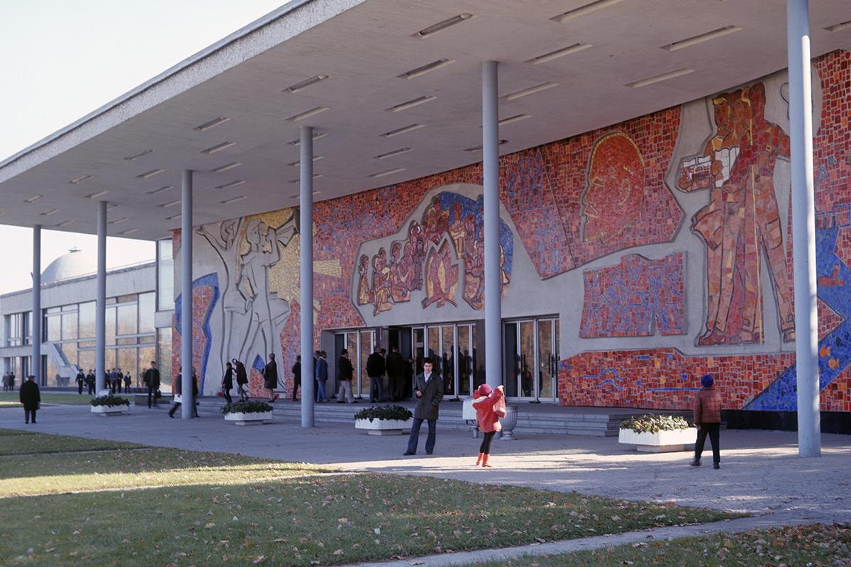   Центральный вход во Дворец пионеров. 1973 годАнатолий Сергеев-Васильев / РИА Новости