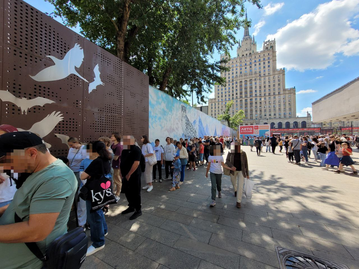 Это вход рядом с метро «Баррикадная»