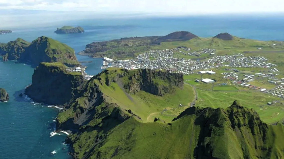 Вестманнаэйяр (исл. Vestmannaeyjar) 