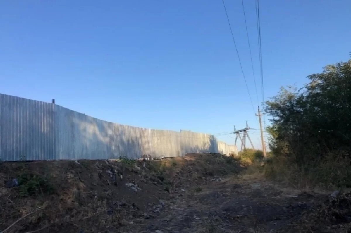    В Зерноградском районе установили ограждение на мусорном полигоне