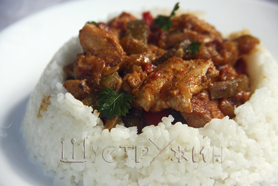 Кабачок с куриной грудкой на сковороде.