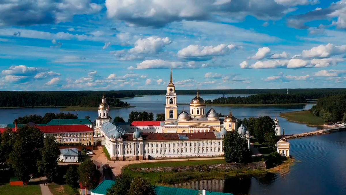 Православный мужской монастырь, расположенный на острове Столобном и частично на полуострове Светлица, в 10 километрах к северу от города Осташкова