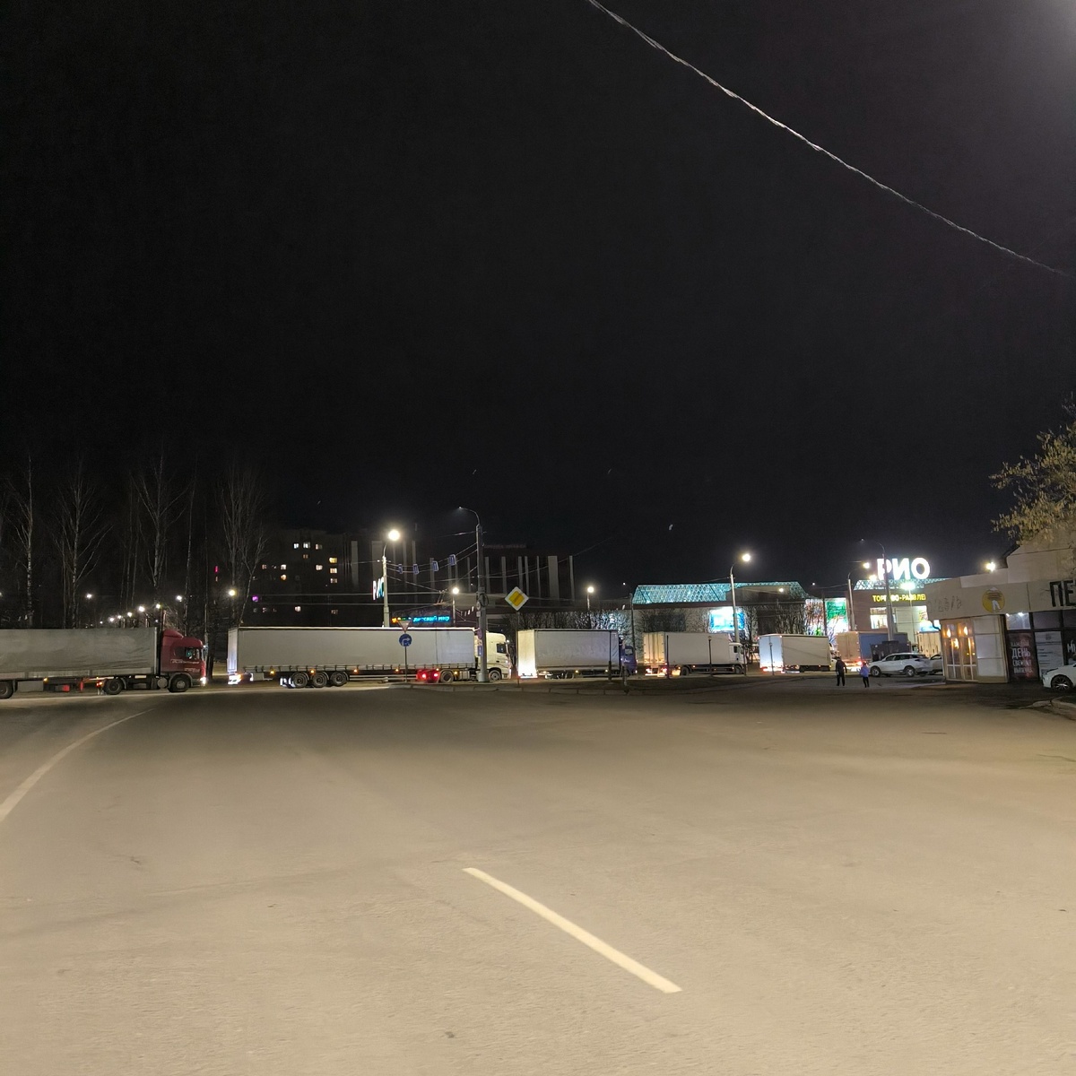    Почему фуры едут друг за другом и не дают обгонять? Вот их секрет