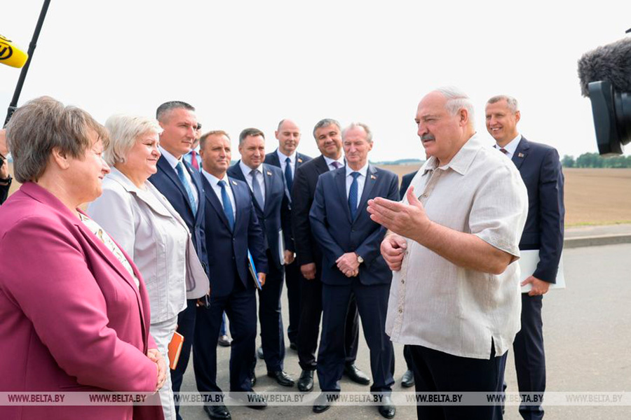     Президент Беларуси похвалил аграриев за успешную уборку урожая в сложных погодных условиях