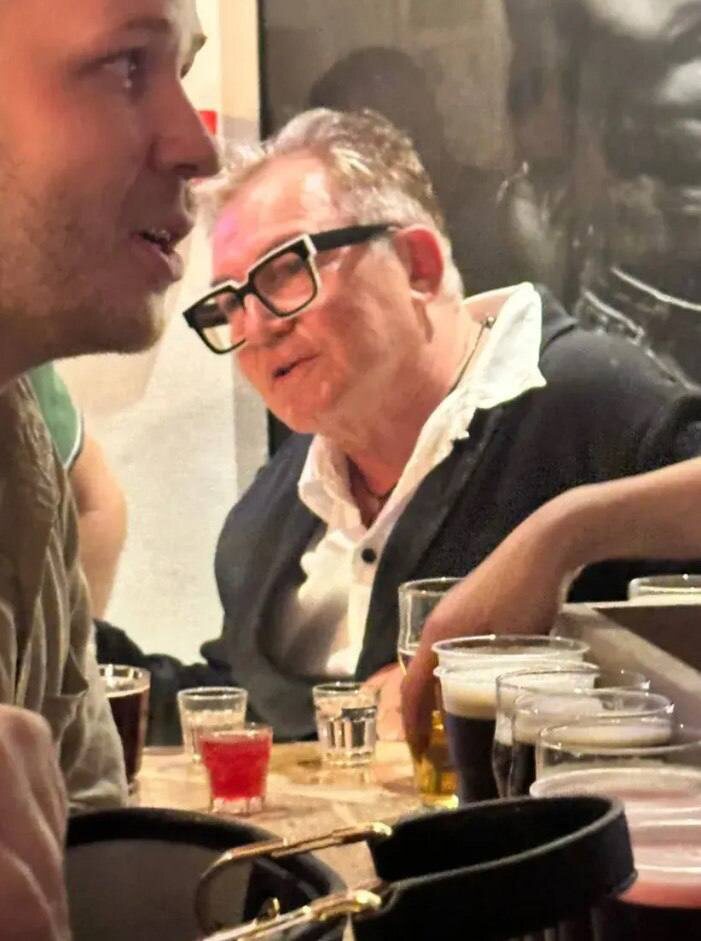 Пока Полина хранит молчание в Сети, Дмитрий топит горе в московском пабе, заказывая выпивку незнакомцам