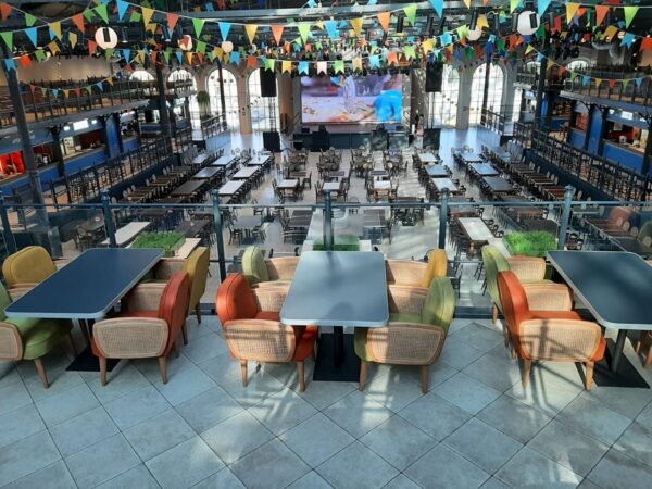 В 2023 году владельцы коммерческой недвижимости Петербурга обращались к президенту РФ по поводу результатов кадастровой оценки. На фото: фуд-холл Vokazal 1853, построенный ГК «Адамант» на месте Варшавского вокзала — один из крупнейших ТРК города.