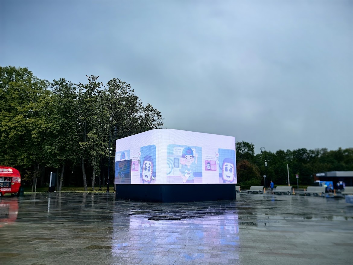 Реклама "Мосгортранс" возле Северного вокзала