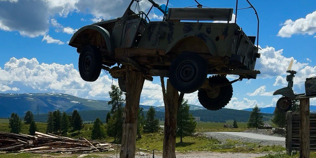 Застава у Михалыча: мини-музей на деревьях. Алтай