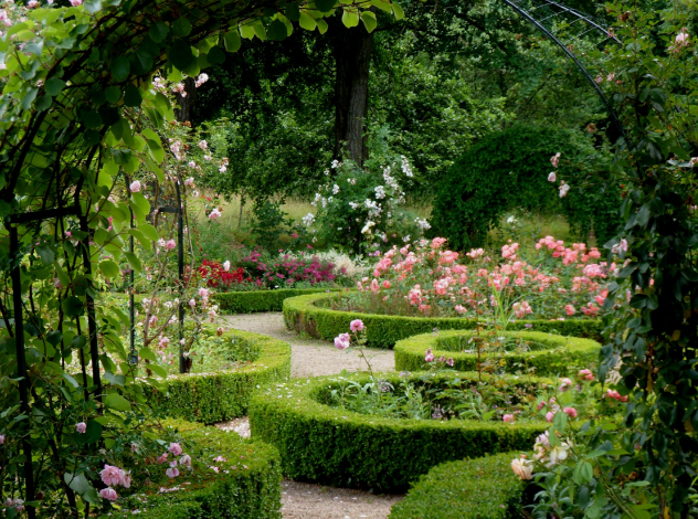 Розарий в саду Жорж Санд в Ноан