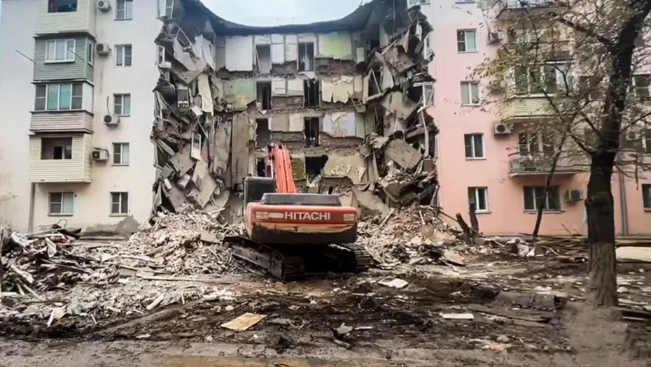 фотография с: https://www.dp.ru/a/2023/11/19/v-astrahani-115-zhilcam-ruhnuvshego