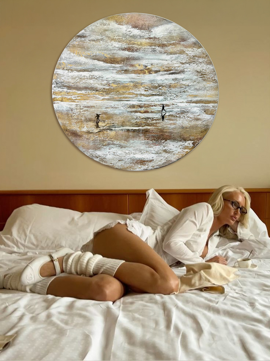 Круглая светлая картина в спальне