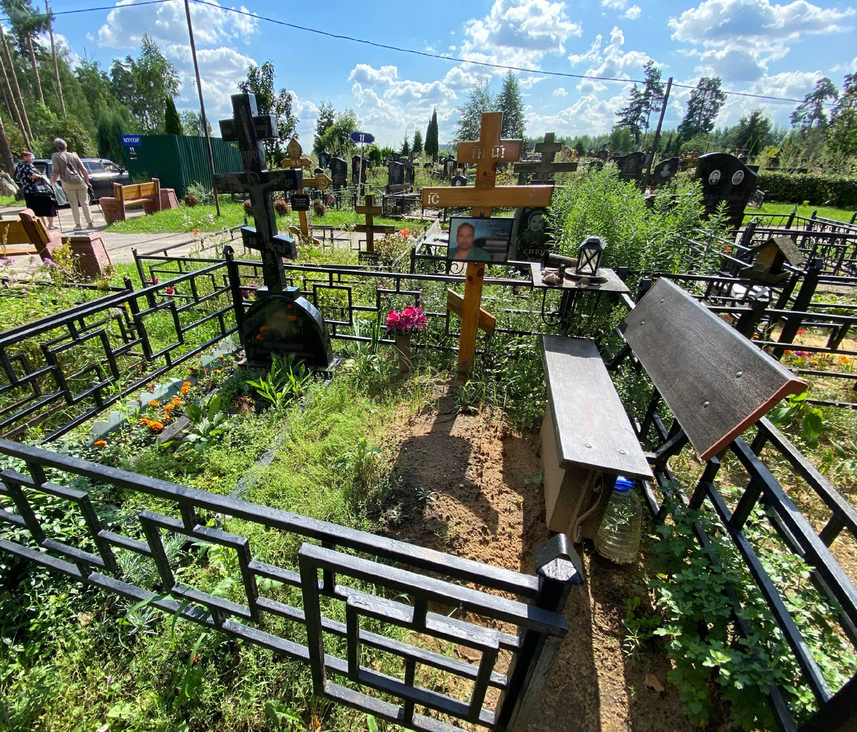 Как можно понять по фото, новый памятник мы ставим справа вместо креста