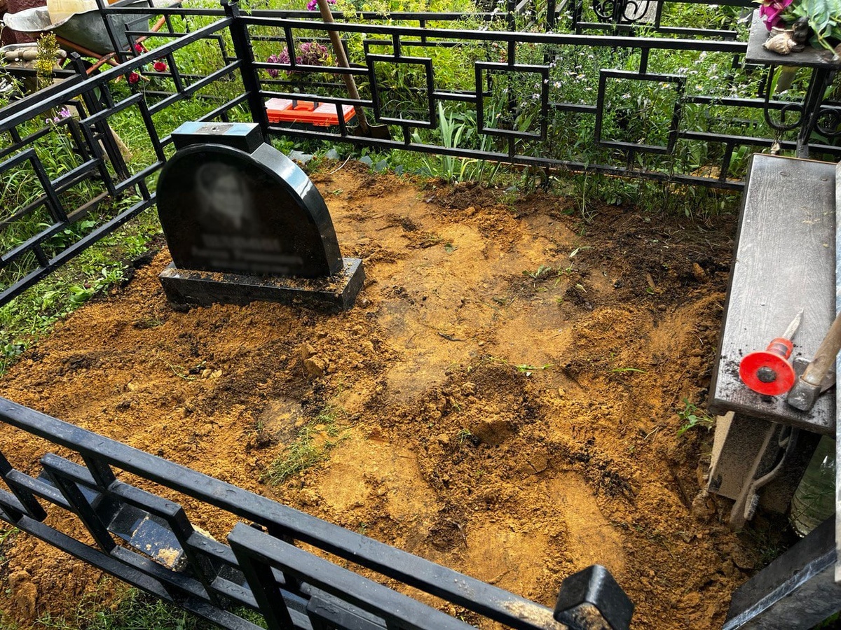 Временно сдвигаем старую стелу в сторону