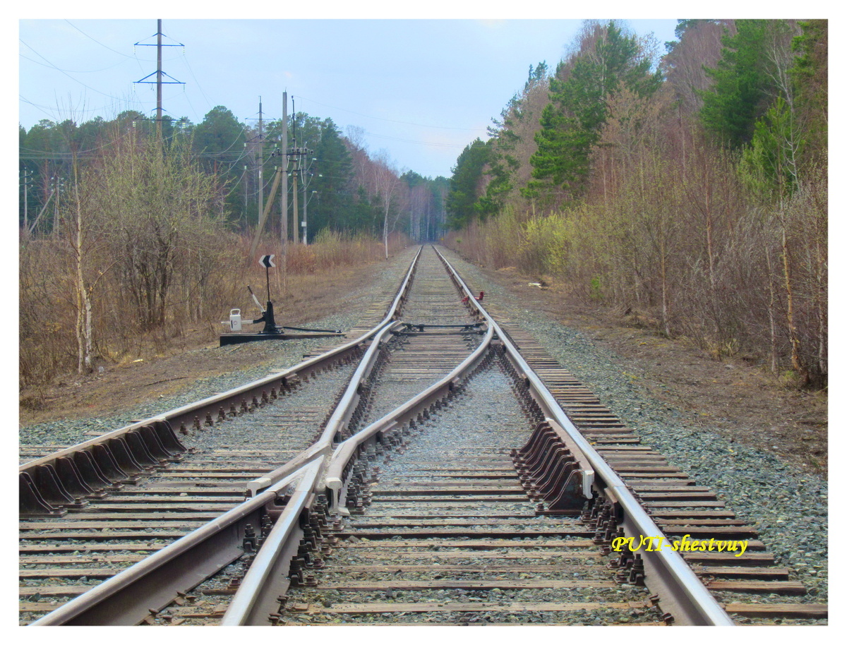 Широкая колея на станции поселка Комсомольский (вид в сторону Заводоуковска) (25 апреля 2022 г.)