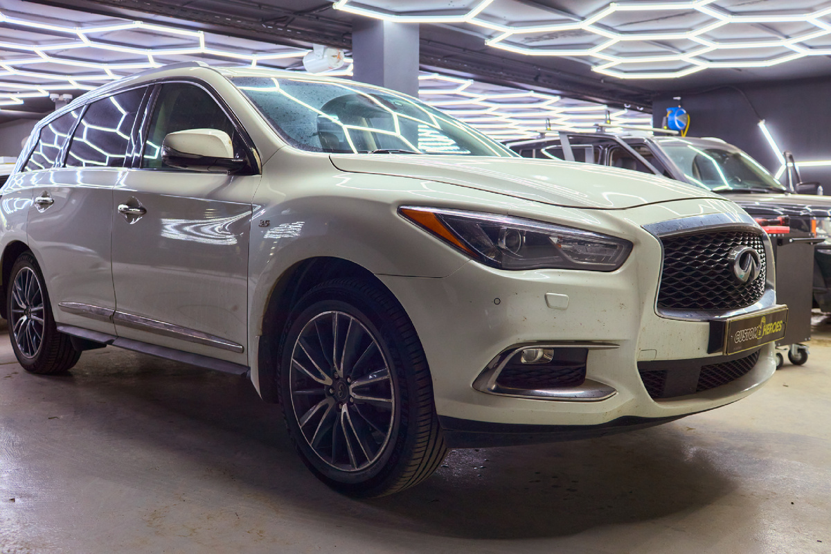 Источник фото5с https://custom-heroes.ru/raboty/vid-uslugi/avtosvet/zamena-linz/restavraciya-optiki-infiniti-qx60-vozvraschaem-svet-i-stil/