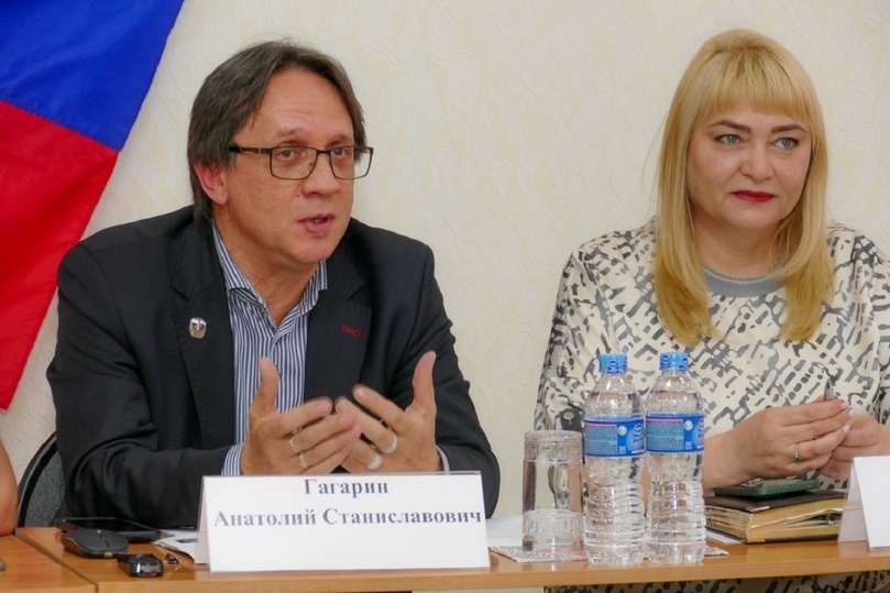     Профессор УрФУ, руководитель Экспертного клуба Свердловской области Анатолий Гагарин, глава Асбестовского муниципального округа Наталья Тихонова / фото: Дмитрий Макурин