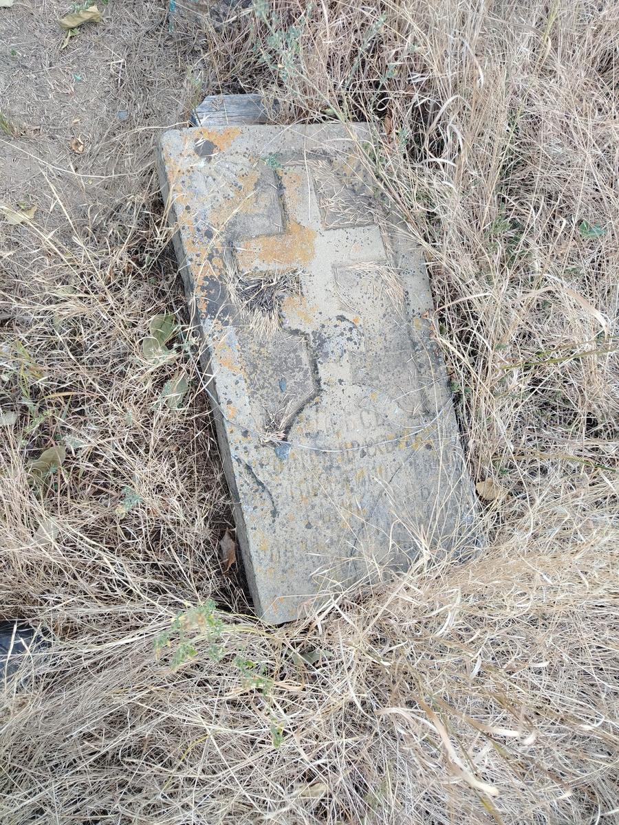 Старинные могильные плиты на кладбище станицы Манычской