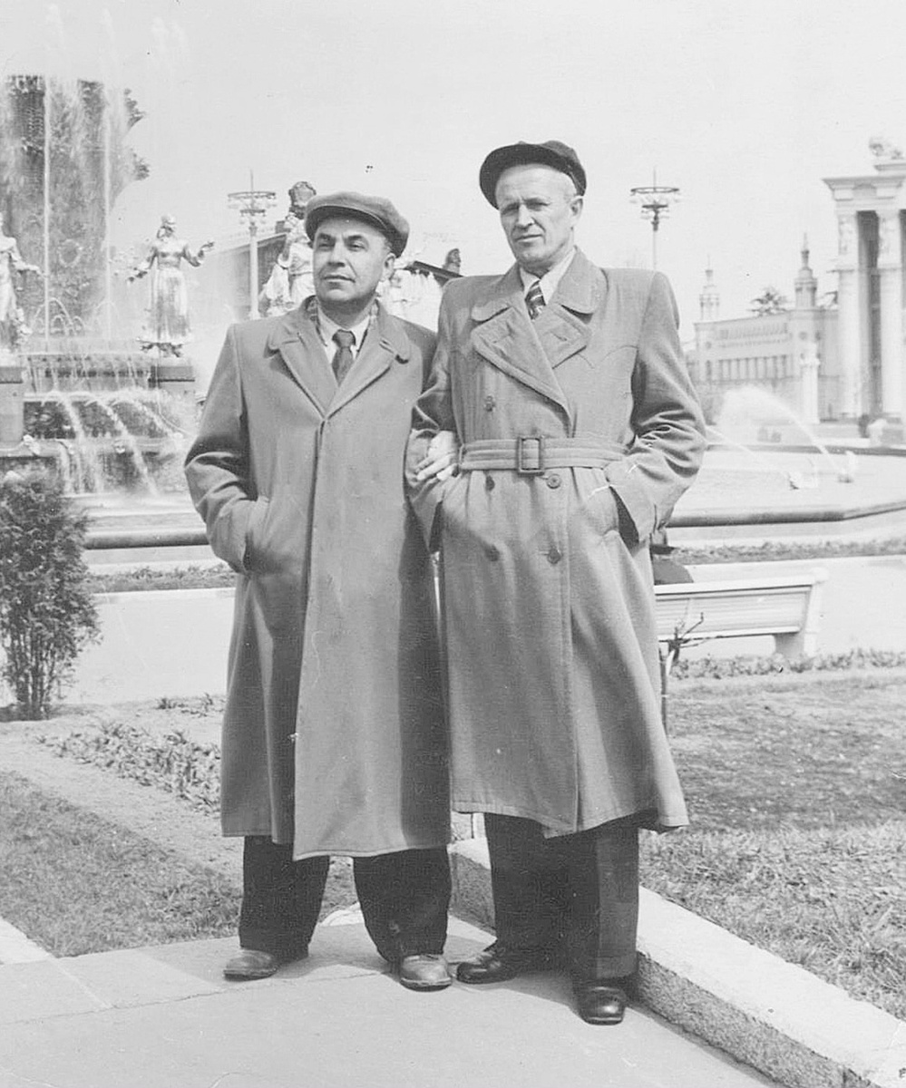 На выставке достижений народного хозяйства в Москве, директор Г.Г. Казаринов (слева) и М.П. Николаевский.