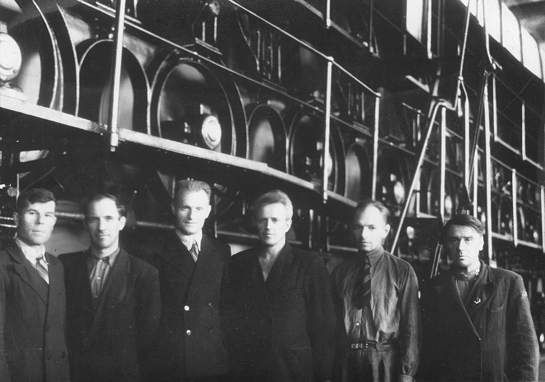 Специалисты фабрики (М.П. Николаевский - третий справа) у картоноделательной машины.