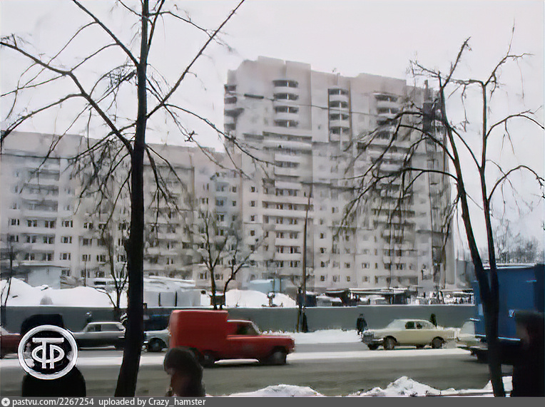Дом №13 на Краснопрудной во время строительства. Из сюжета "Сокольники - сегодня и завтра" для эфира от 8 января 1984. С сайта www.pastvu.com.