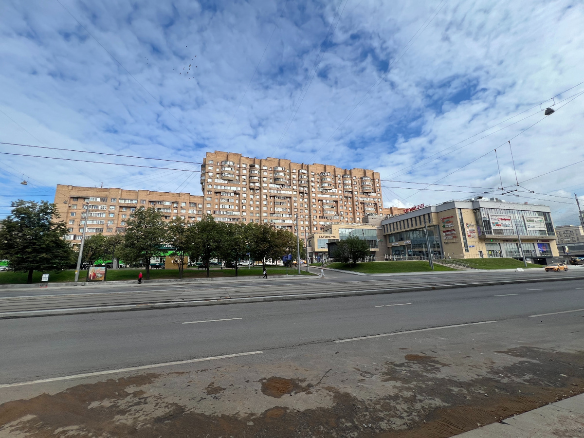 Краснопрудная улица, дом 13. Торговый центр, конечно, портит вид. Фото 2025 года, моё.