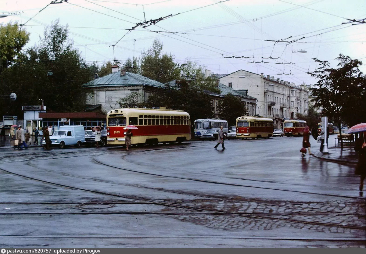 Так застройка нечётной стороны Краснопрудной улицы выглядела до того, как начали возводить дом. Вид от перекрёстка с Нижней Красносельской, 1978. С сайта www.pastvu.com. 