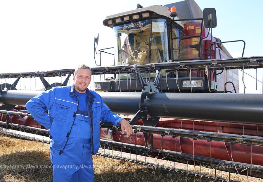     Денис Бураков: "физрук", блогер и... комбайнер