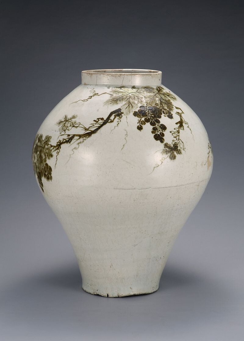 Чаша с рисунком зелёного цвета, изображающим растения (Национальное сокровище №107)