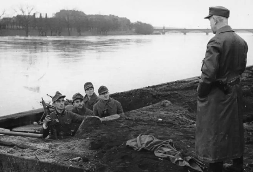 Бойцы фольксштурма занимают оборонительные позиции вдоль реки Одер. Боец слева вооружён винтовкой Gustloff Volkssturmgewehr. Также видны MG 42 и «Панцерфауст» (thearmorylife.com) 