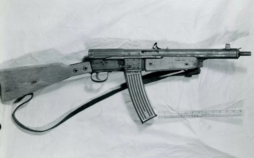 Захваченный «Фольксштурмгевер» проходит техническую проверку американскими специалистами по вооружению и технике в последние дни Второй мировой войны (thearmorylife.com)