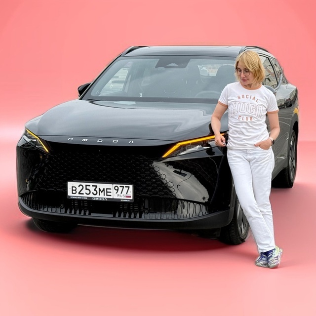 Автор материала Татьяна Елисеева с новым флагманским кроссовером Omoda C7.