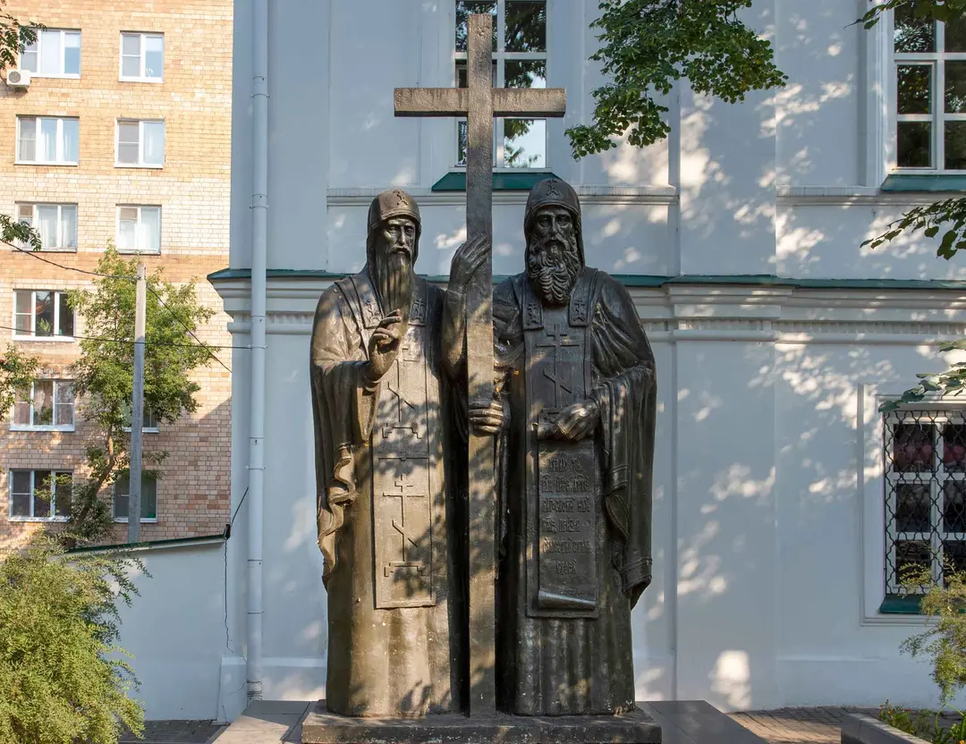 Памятник Макарию Желтоводскому и Ефимию Суздальскому в Нижнем Новгороде