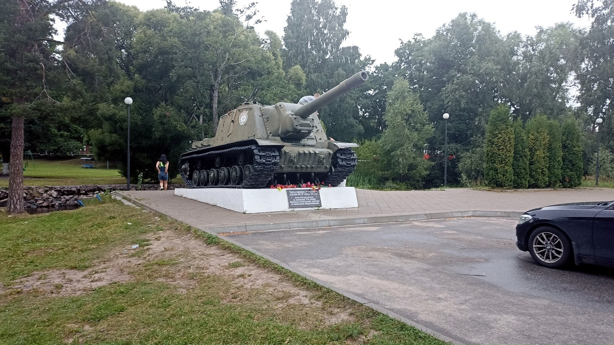 Памятники рядом с парковкой у крепости