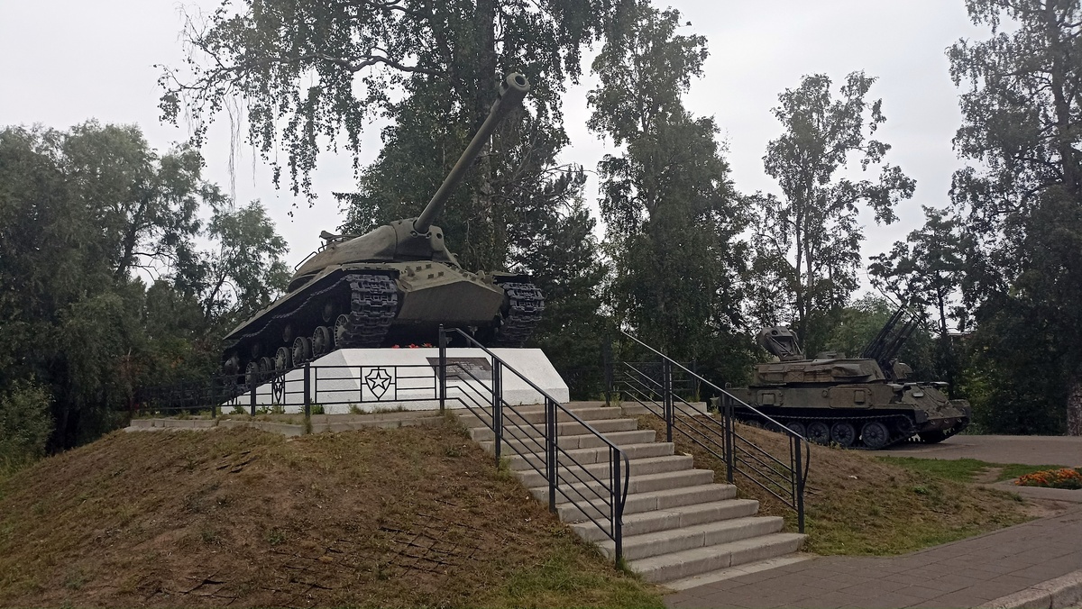 Памятники рядом с парковкой у крепости