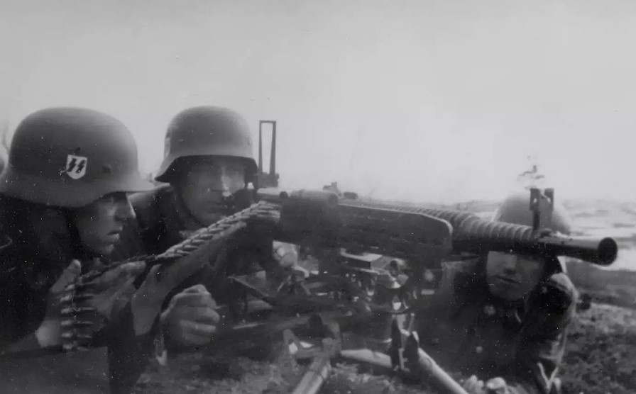 Солдаты подразделения СС (Schutzstaffel) на полигоне с пулемётом MG 37(t) (thearmorylife.com)